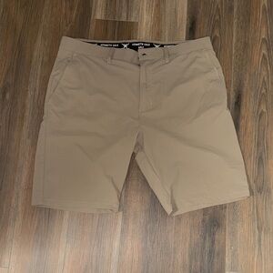 Kenneth Cole Men's Beige Golf Shorts. Size 38